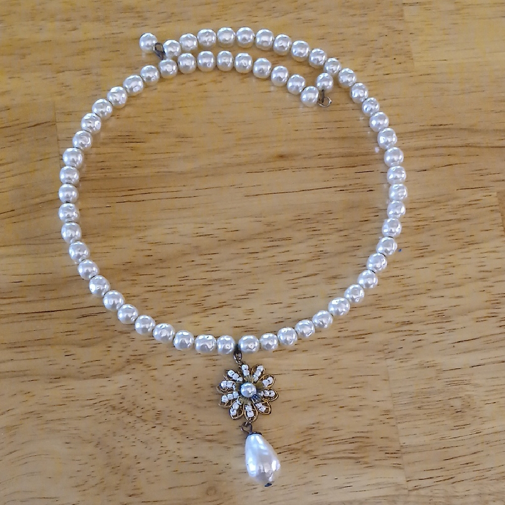 Elegant Pearl Necklace with Gold Accents